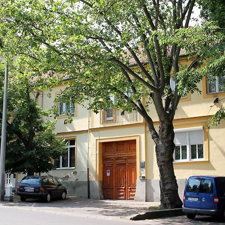 Veva Apartman - Eger Maganszallashely Exterior photo